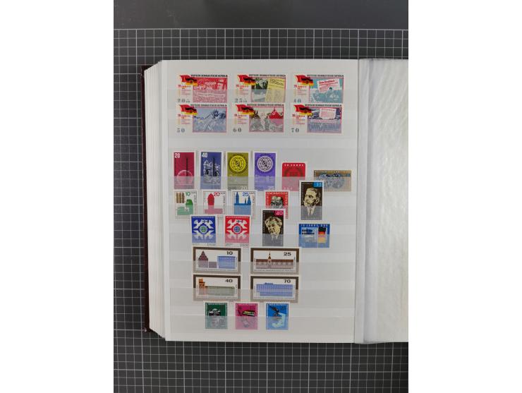 1949/90, in den Hauptnummern komplette postfrische Sammlung inkl. Zusammendrucke und Kleinbogen, gute Erhaltung, in drei Stec