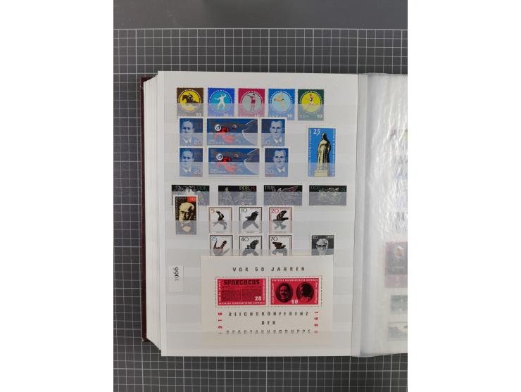 1949/90, in den Hauptnummern komplette postfrische Sammlung inkl. Zusammendrucke und Kleinbogen, gute Erhaltung, in drei Stec