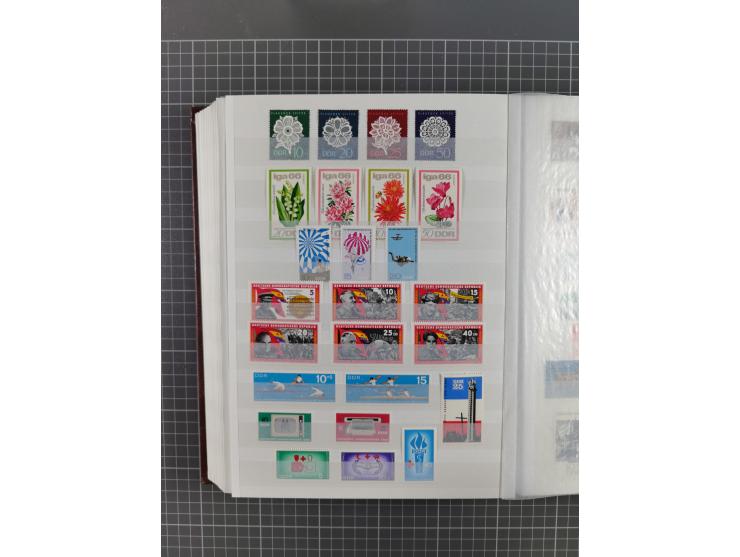 1949/90, in den Hauptnummern komplette postfrische Sammlung inkl. Zusammendrucke und Kleinbogen, gute Erhaltung, in drei Stec