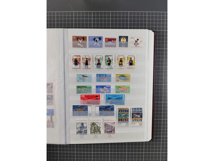 1949/90, in den Hauptnummern komplette postfrische Sammlung inkl. Zusammendrucke und Kleinbogen, gute Erhaltung, in drei Stec