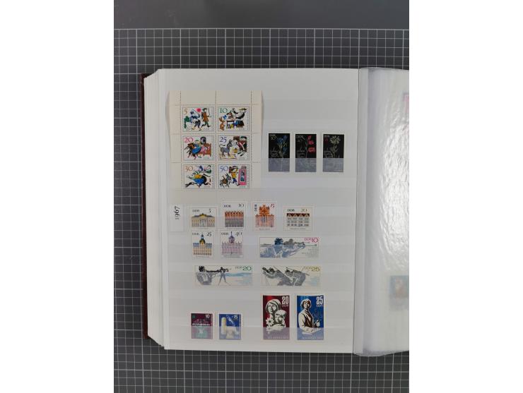 1949/90, in den Hauptnummern komplette postfrische Sammlung inkl. Zusammendrucke und Kleinbogen, gute Erhaltung, in drei Stec