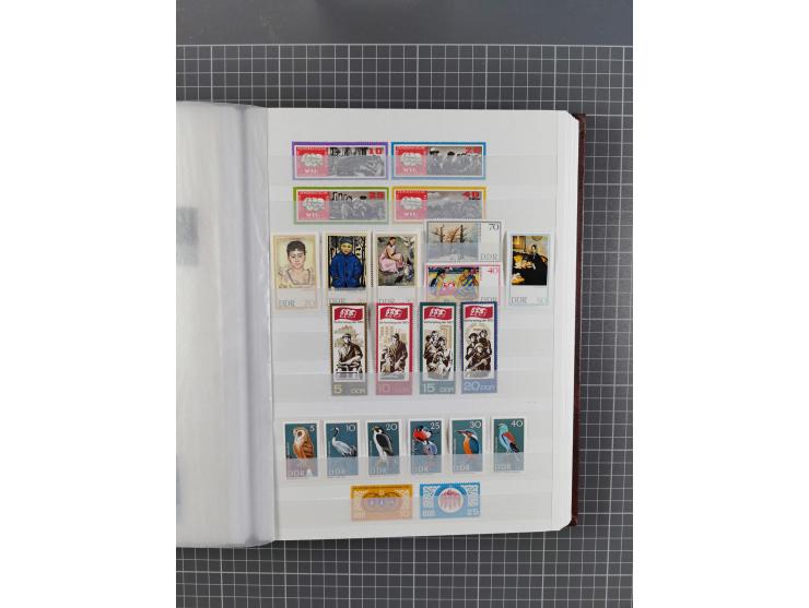 1949/90, in den Hauptnummern komplette postfrische Sammlung inkl. Zusammendrucke und Kleinbogen, gute Erhaltung, in drei Stec