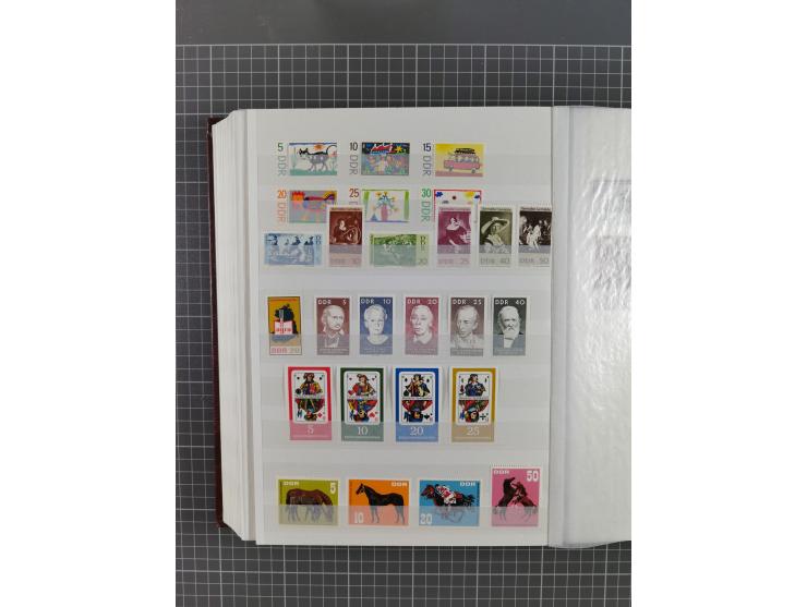 1949/90, in den Hauptnummern komplette postfrische Sammlung inkl. Zusammendrucke und Kleinbogen, gute Erhaltung, in drei Stec