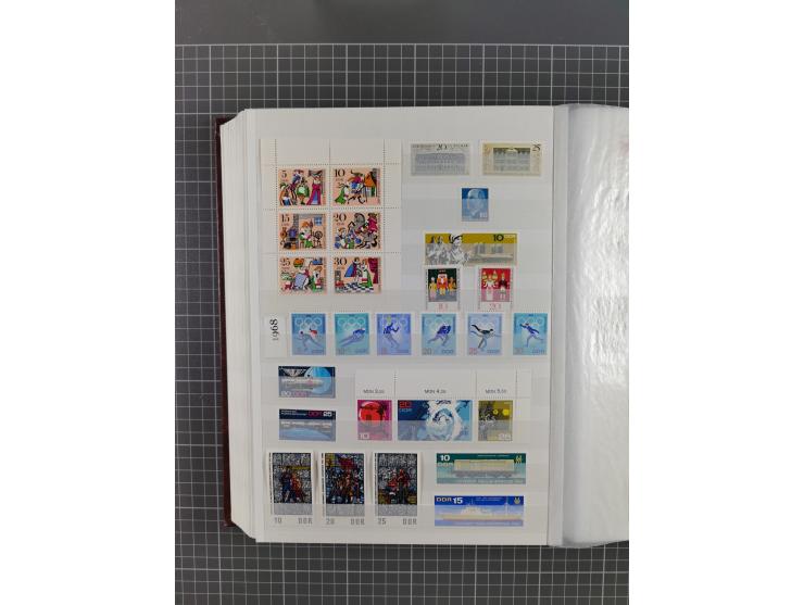 1949/90, in den Hauptnummern komplette postfrische Sammlung inkl. Zusammendrucke und Kleinbogen, gute Erhaltung, in drei Stec