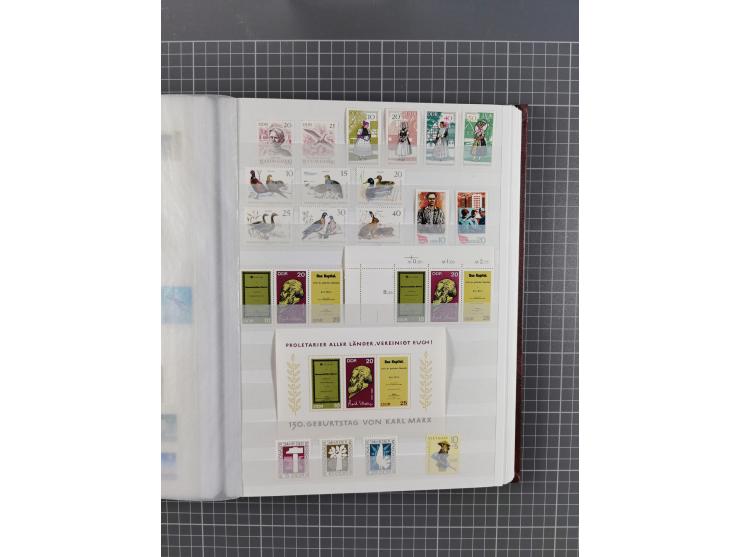 1949/90, in den Hauptnummern komplette postfrische Sammlung inkl. Zusammendrucke und Kleinbogen, gute Erhaltung, in drei Stec