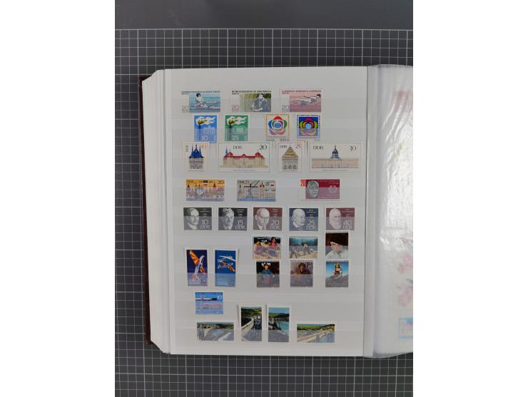 1949/90, in den Hauptnummern komplette postfrische Sammlung inkl. Zusammendrucke und Kleinbogen, gute Erhaltung, in drei Stec