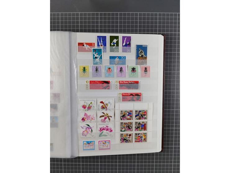 1949/90, in den Hauptnummern komplette postfrische Sammlung inkl. Zusammendrucke und Kleinbogen, gute Erhaltung, in drei Stec