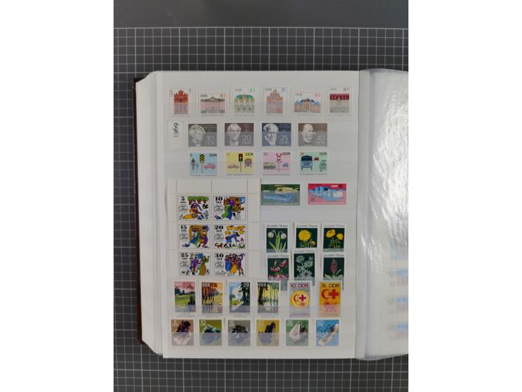 1949/90, in den Hauptnummern komplette postfrische Sammlung inkl. Zusammendrucke und Kleinbogen, gute Erhaltung, in drei Stec