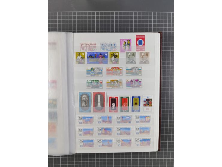 1949/90, in den Hauptnummern komplette postfrische Sammlung inkl. Zusammendrucke und Kleinbogen, gute Erhaltung, in drei Stec