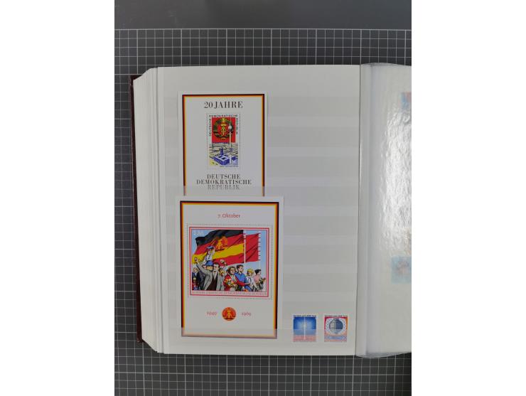 1949/90, in den Hauptnummern komplette postfrische Sammlung inkl. Zusammendrucke und Kleinbogen, gute Erhaltung, in drei Stec