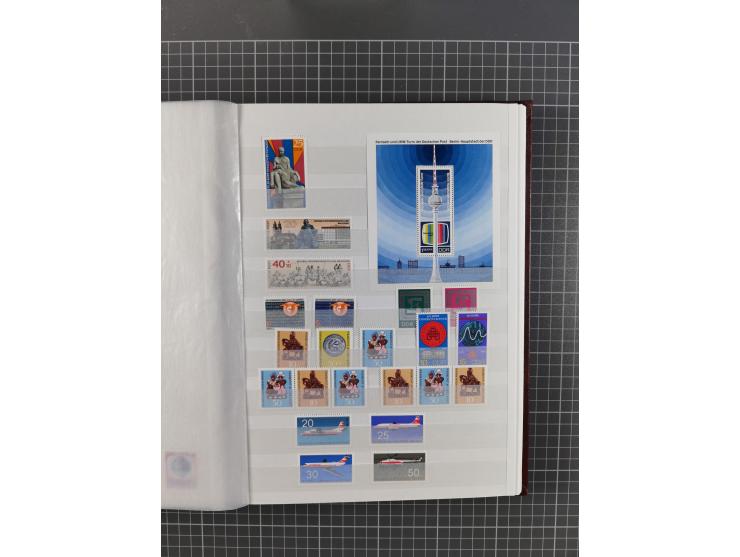 1949/90, in den Hauptnummern komplette postfrische Sammlung inkl. Zusammendrucke und Kleinbogen, gute Erhaltung, in drei Stec