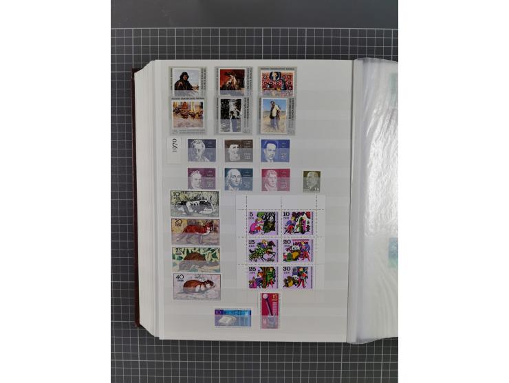 1949/90, in den Hauptnummern komplette postfrische Sammlung inkl. Zusammendrucke und Kleinbogen, gute Erhaltung, in drei Stec