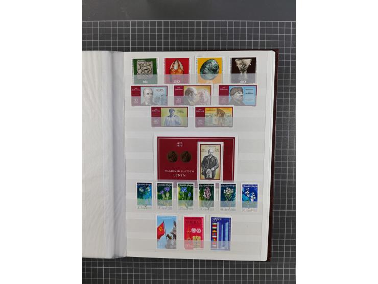 1949/90, in den Hauptnummern komplette postfrische Sammlung inkl. Zusammendrucke und Kleinbogen, gute Erhaltung, in drei Stec