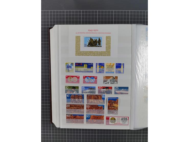 1949/90, in den Hauptnummern komplette postfrische Sammlung inkl. Zusammendrucke und Kleinbogen, gute Erhaltung, in drei Stec