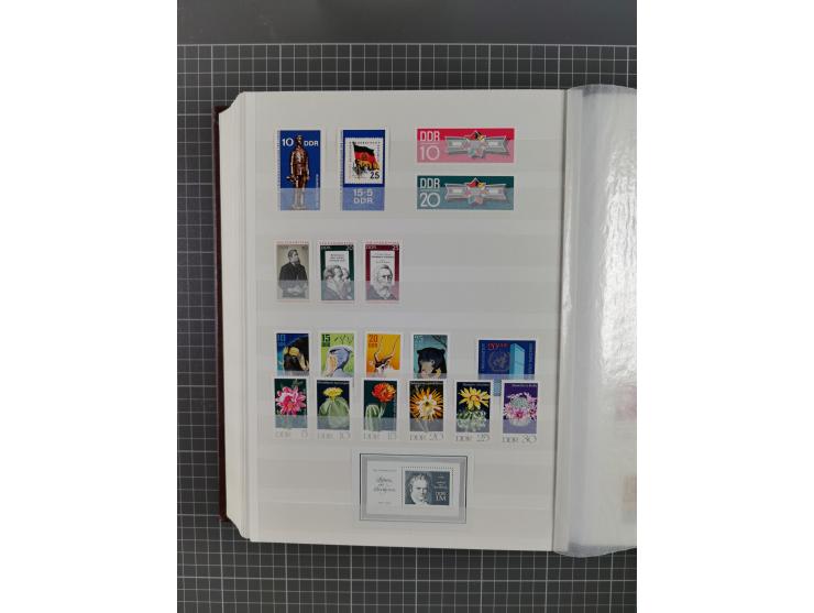 1949/90, in den Hauptnummern komplette postfrische Sammlung inkl. Zusammendrucke und Kleinbogen, gute Erhaltung, in drei Stec
