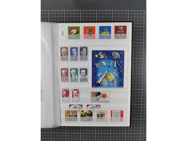 1949/90, in den Hauptnummern komplette postfrische Sammlung inkl. Zusammendrucke und Kleinbogen, gute Erhaltung, in drei Stec