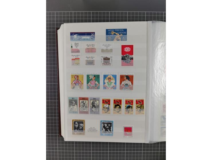 1949/90, in den Hauptnummern komplette postfrische Sammlung inkl. Zusammendrucke und Kleinbogen, gute Erhaltung, in drei Stec