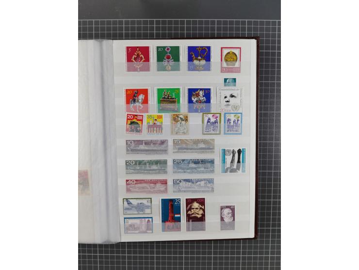 1949/90, in den Hauptnummern komplette postfrische Sammlung inkl. Zusammendrucke und Kleinbogen, gute Erhaltung, in drei Stec