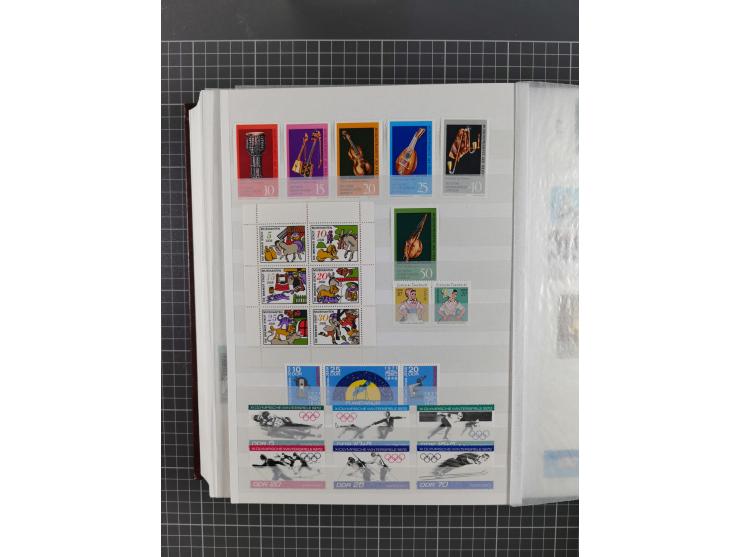 1949/90, in den Hauptnummern komplette postfrische Sammlung inkl. Zusammendrucke und Kleinbogen, gute Erhaltung, in drei Stec