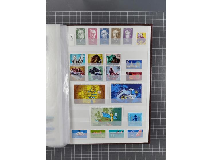 1949/90, in den Hauptnummern komplette postfrische Sammlung inkl. Zusammendrucke und Kleinbogen, gute Erhaltung, in drei Stec