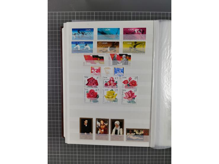 1949/90, in den Hauptnummern komplette postfrische Sammlung inkl. Zusammendrucke und Kleinbogen, gute Erhaltung, in drei Stec