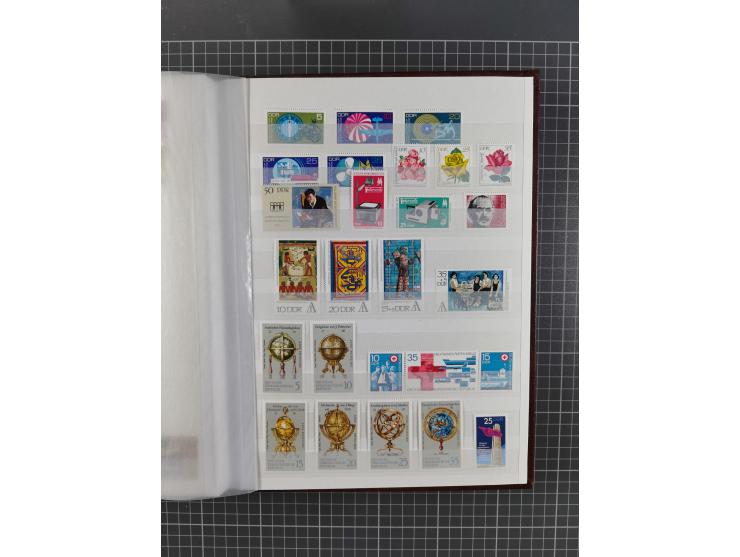 1949/90, in den Hauptnummern komplette postfrische Sammlung inkl. Zusammendrucke und Kleinbogen, gute Erhaltung, in drei Stec