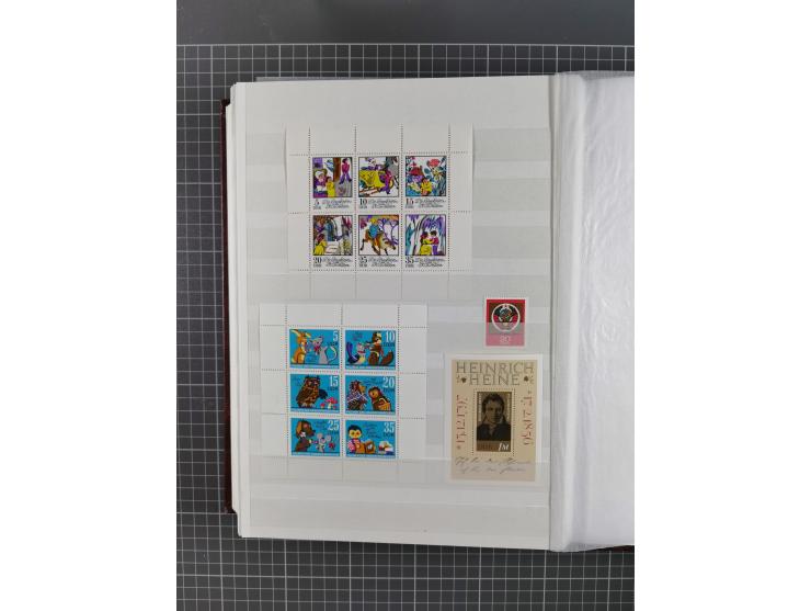 1949/90, in den Hauptnummern komplette postfrische Sammlung inkl. Zusammendrucke und Kleinbogen, gute Erhaltung, in drei Stec