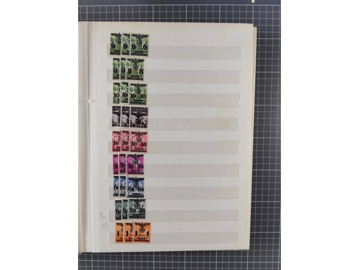 1940/44, meist postfrischer Bestand mit Doubletten, inklusive Dienstmarken und Zustellungsmarken, sehr schöner Gesamterhaltun