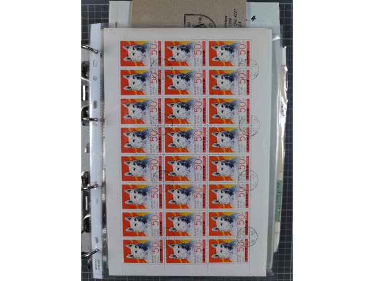 HUNDE: 1894/1992 (ca.), interessante Ausstellungssammlung “Schlittenhunde im Einsatz”, mit vielen Marken, FDCs, Schmuckbriefe