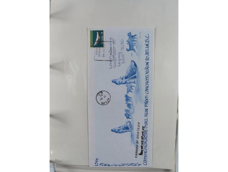 HUNDE: 1894/1992 (ca.), interessante Ausstellungssammlung “Schlittenhunde im Einsatz”, mit vielen Marken, FDCs, Schmuckbriefe