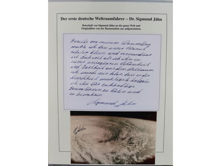 1960/2015, interessanter Bestand mit Motiv-Marken und Blocks, FDC, SST und Sonderbelege, meist bis ca. 1990, dazu Autographen