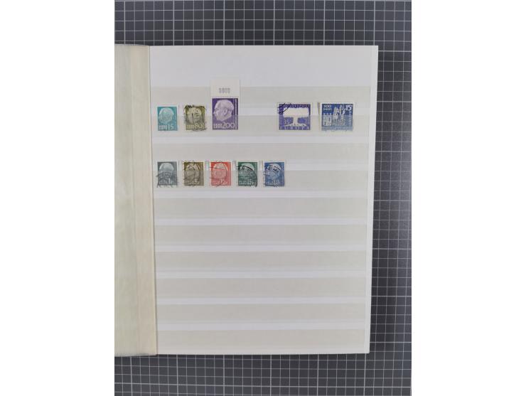 1947/57, postfrische, wenig ungebrauchte und gestempelte Partie im Steckbuch, dabei u.a. Mi. 222XU (signiert Schlegel) und 23