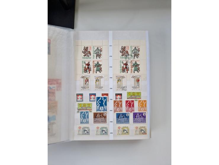 1914/40 (ca.), viele hundert Marken und Belege in 3 großen Steckbüchern, dazu einige moderne Feldpostbriefe