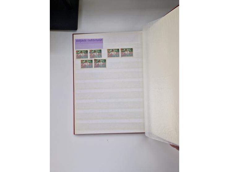 1914/40 (ca.), viele hundert Marken und Belege in 3 großen Steckbüchern, dazu einige moderne Feldpostbriefe