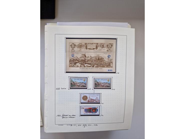 Eastern Europe: 1918/2021, extensive mint never hinged worldwide collection with many thematic stamps and souvenir sheets on 