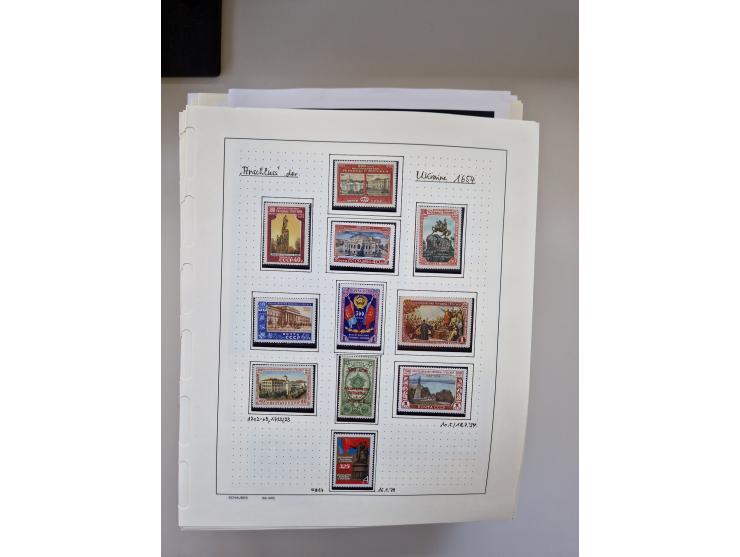 Eastern Europe: 1918/2021, extensive mint never hinged worldwide collection with many thematic stamps and souvenir sheets on 