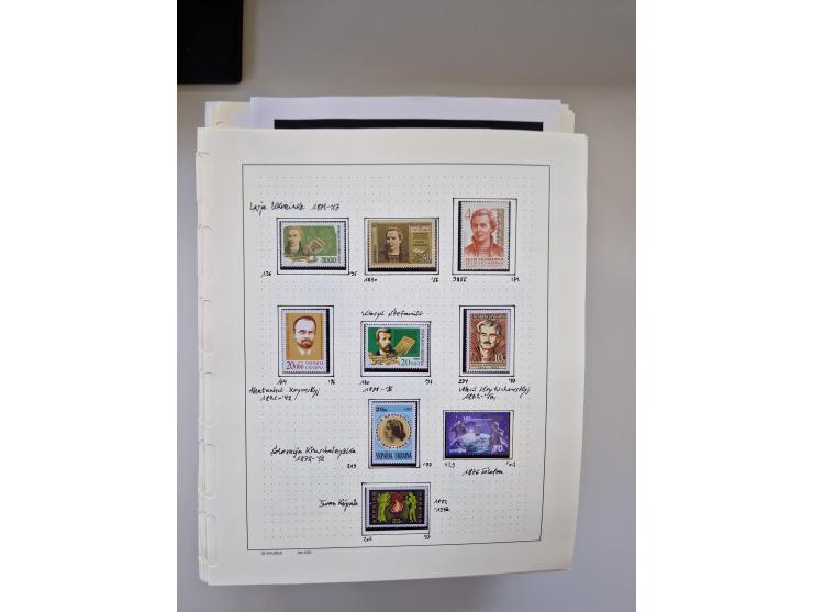 Eastern Europe: 1918/2021, extensive mint never hinged worldwide collection with many thematic stamps and souvenir sheets on 