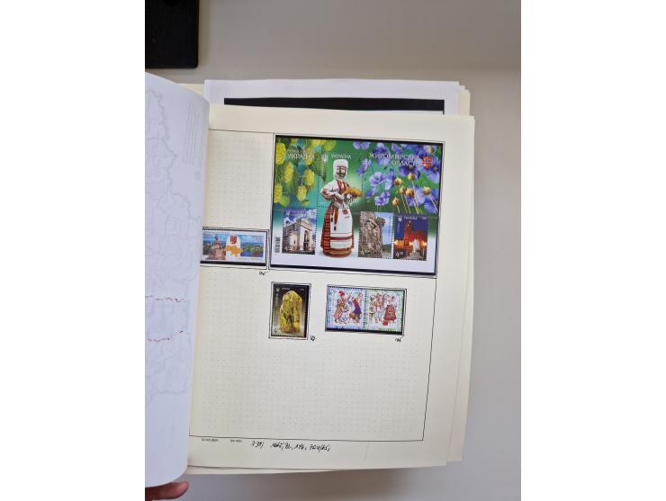 Eastern Europe: 1918/2021, extensive mint never hinged worldwide collection with many thematic stamps and souvenir sheets on 