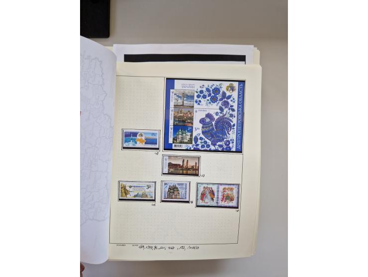 Eastern Europe: 1918/2021, extensive mint never hinged worldwide collection with many thematic stamps and souvenir sheets on 