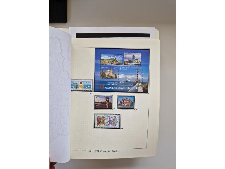 Eastern Europe: 1918/2021, extensive mint never hinged worldwide collection with many thematic stamps and souvenir sheets on 