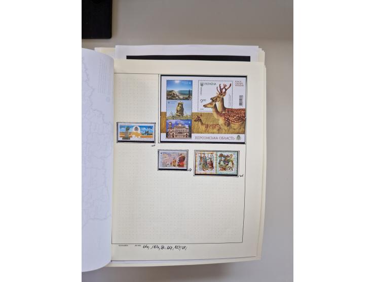 Eastern Europe: 1918/2021, extensive mint never hinged worldwide collection with many thematic stamps and souvenir sheets on 