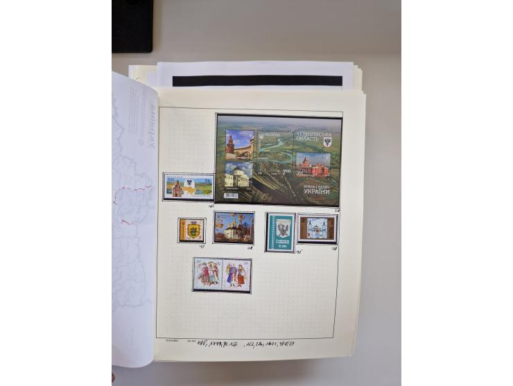 Eastern Europe: 1918/2021, extensive mint never hinged worldwide collection with many thematic stamps and souvenir sheets on 