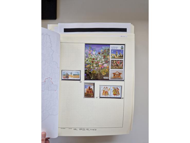 Eastern Europe: 1918/2021, extensive mint never hinged worldwide collection with many thematic stamps and souvenir sheets on 