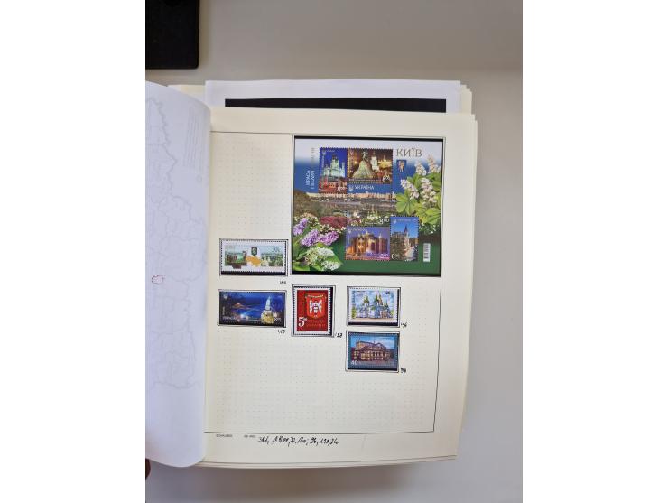 Eastern Europe: 1918/2021, extensive mint never hinged worldwide collection with many thematic stamps and souvenir sheets on 