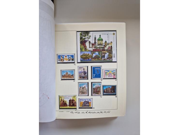 Eastern Europe: 1918/2021, extensive mint never hinged worldwide collection with many thematic stamps and souvenir sheets on 