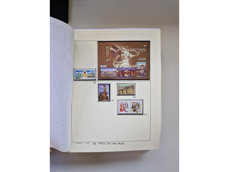 Eastern Europe: 1918/2021, extensive mint never hinged worldwide collection with many thematic stamps and souvenir sheets on 