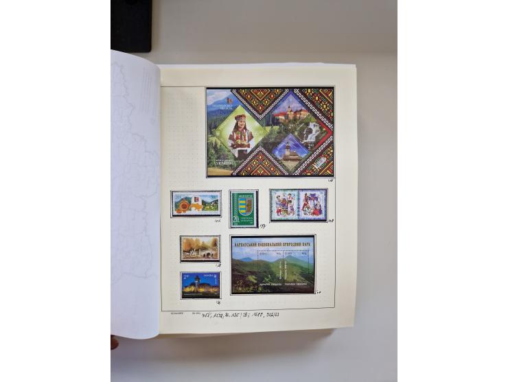 Eastern Europe: 1918/2021, extensive mint never hinged worldwide collection with many thematic stamps and souvenir sheets on 