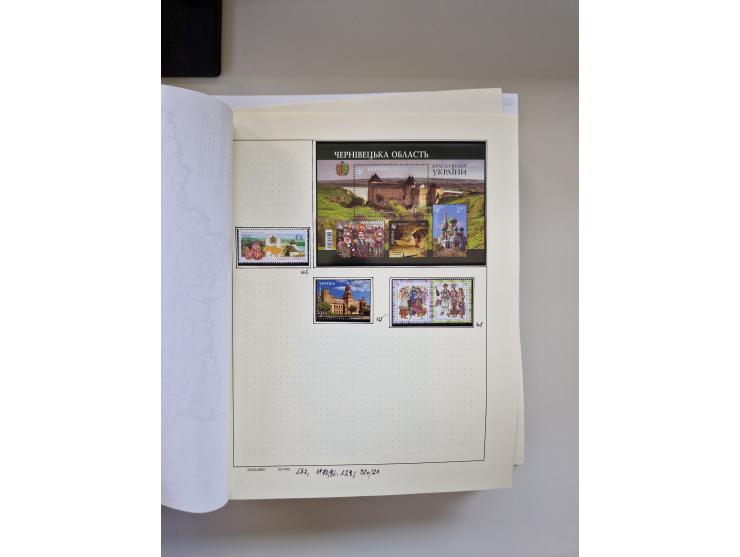 Eastern Europe: 1918/2021, extensive mint never hinged worldwide collection with many thematic stamps and souvenir sheets on 