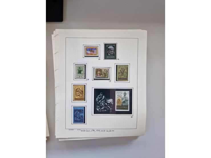 Eastern Europe: 1918/2021, extensive mint never hinged worldwide collection with many thematic stamps and souvenir sheets on 