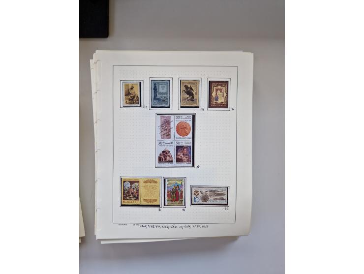 Eastern Europe: 1918/2021, extensive mint never hinged worldwide collection with many thematic stamps and souvenir sheets on 